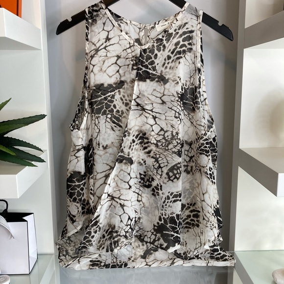 ✨CAMEO & MYTH TOP NWOT - Picture 3 of 10